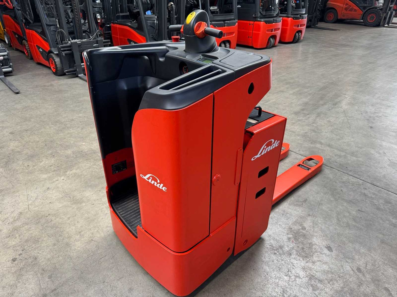 08/2024 LINDE T20SF 2.000KG PALLET TRUCK ANT STACKER 2.704 HOURS - Villás targonca: 4 kép. 08/2024 LINDE T20SF 2.000KG PALLET TRUCK ANT STACKER 2.704 HOURS - Villás targonca: 4 kép.