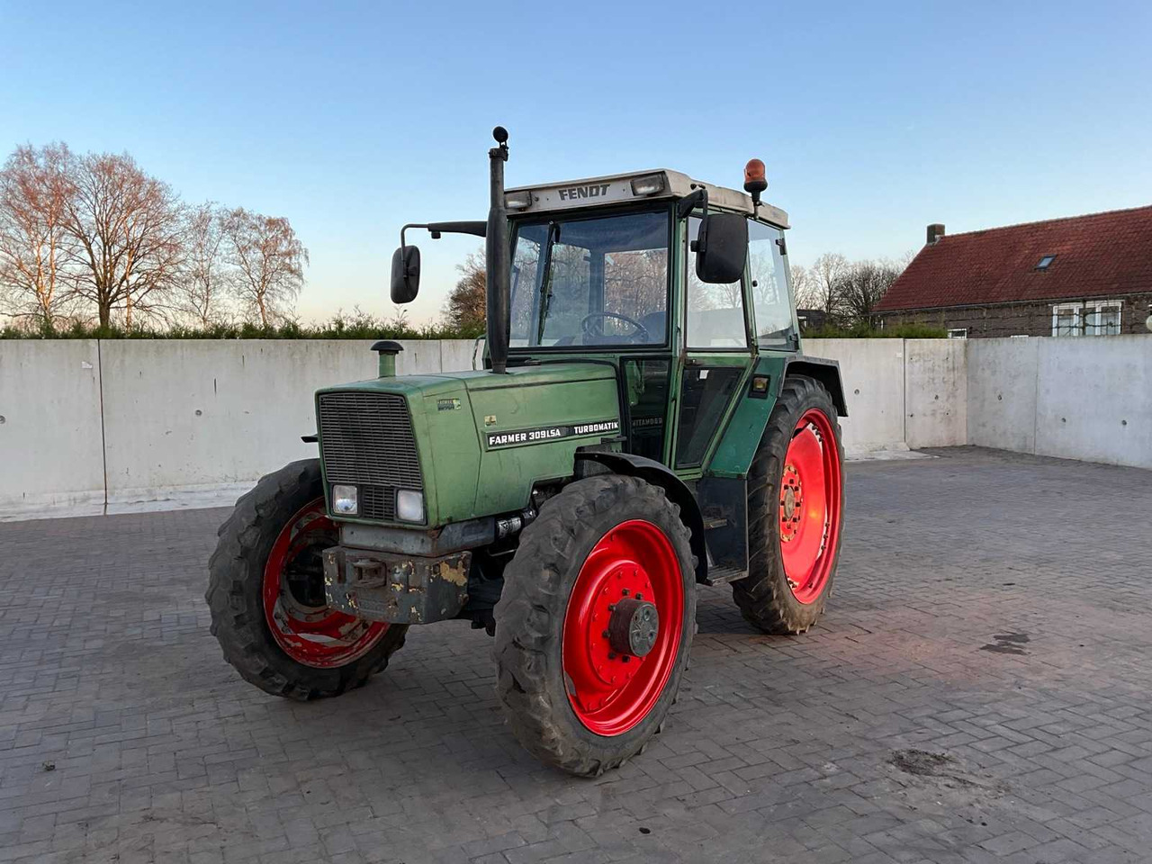 1982 FENDT ALL-WHEEL DRIVE FARM TRACTOR - Traktor: 1 kép. 1982 FENDT ALL-WHEEL DRIVE FARM TRACTOR - Traktor: 1 kép.