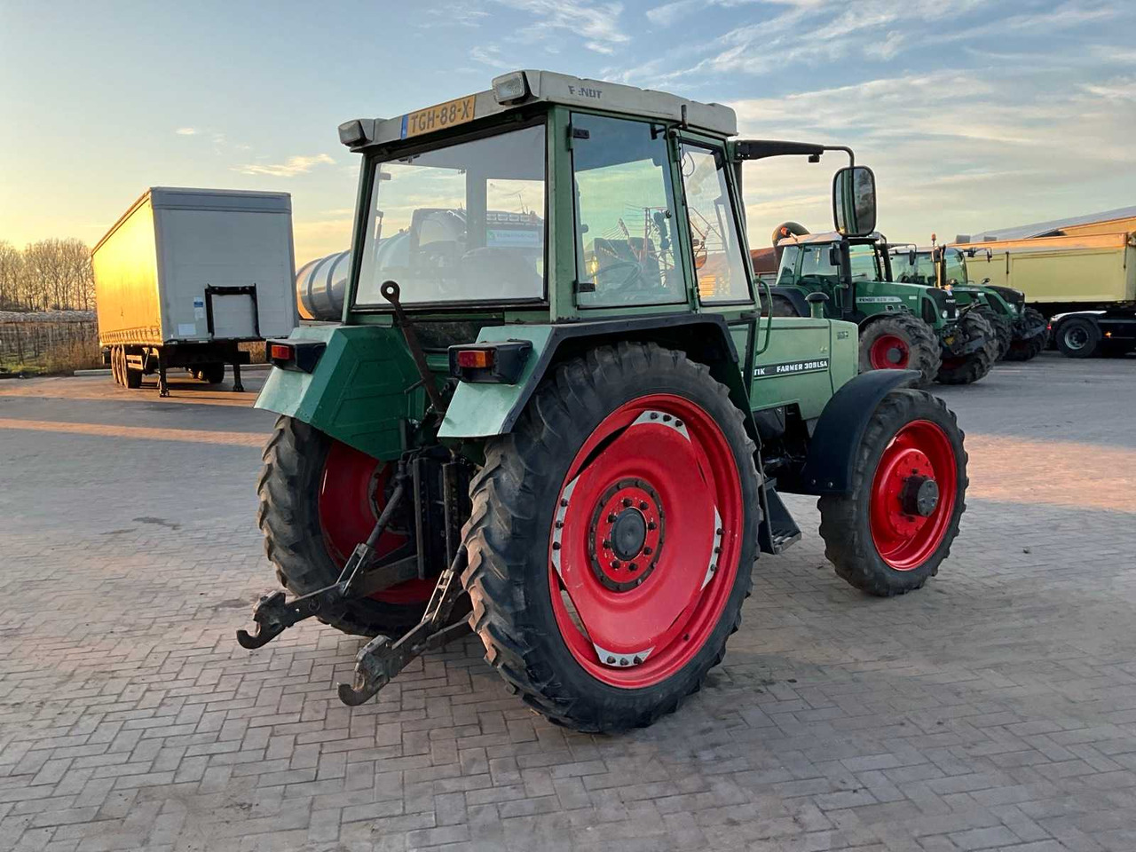 1982 FENDT ALL-WHEEL DRIVE FARM TRACTOR - Traktor: 5 kép. 1982 FENDT ALL-WHEEL DRIVE FARM TRACTOR - Traktor: 5 kép.
