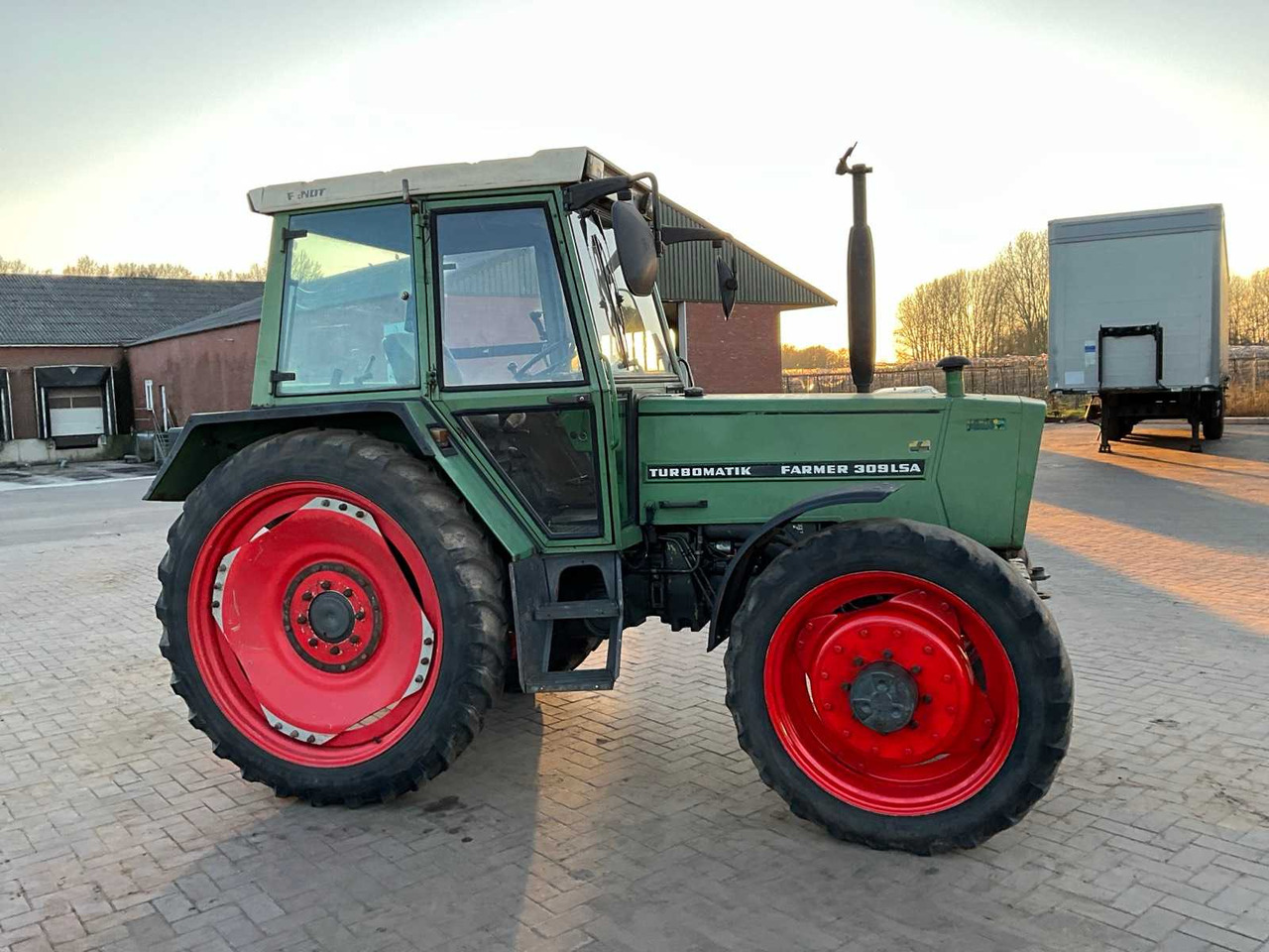 1982 FENDT ALL-WHEEL DRIVE FARM TRACTOR - Traktor: 4 kép. 1982 FENDT ALL-WHEEL DRIVE FARM TRACTOR - Traktor: 4 kép.