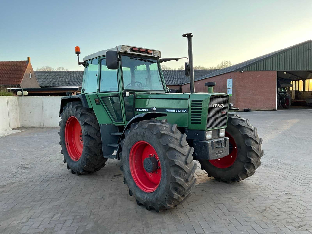 1982 FENDT FARMER 312 LSA ALL-WHEEL DRIVE FARM TRACTOR - Traktor: 3 kép. 1982 FENDT FARMER 312 LSA ALL-WHEEL DRIVE FARM TRACTOR - Traktor: 3 kép.