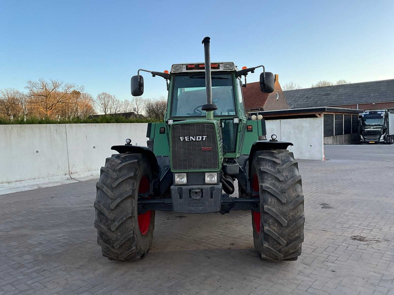 1982 FENDT FARMER 312 LSA ALL-WHEEL DRIVE FARM TRACTOR - Traktor: 2 kép. 1982 FENDT FARMER 312 LSA ALL-WHEEL DRIVE FARM TRACTOR - Traktor: 2 kép.