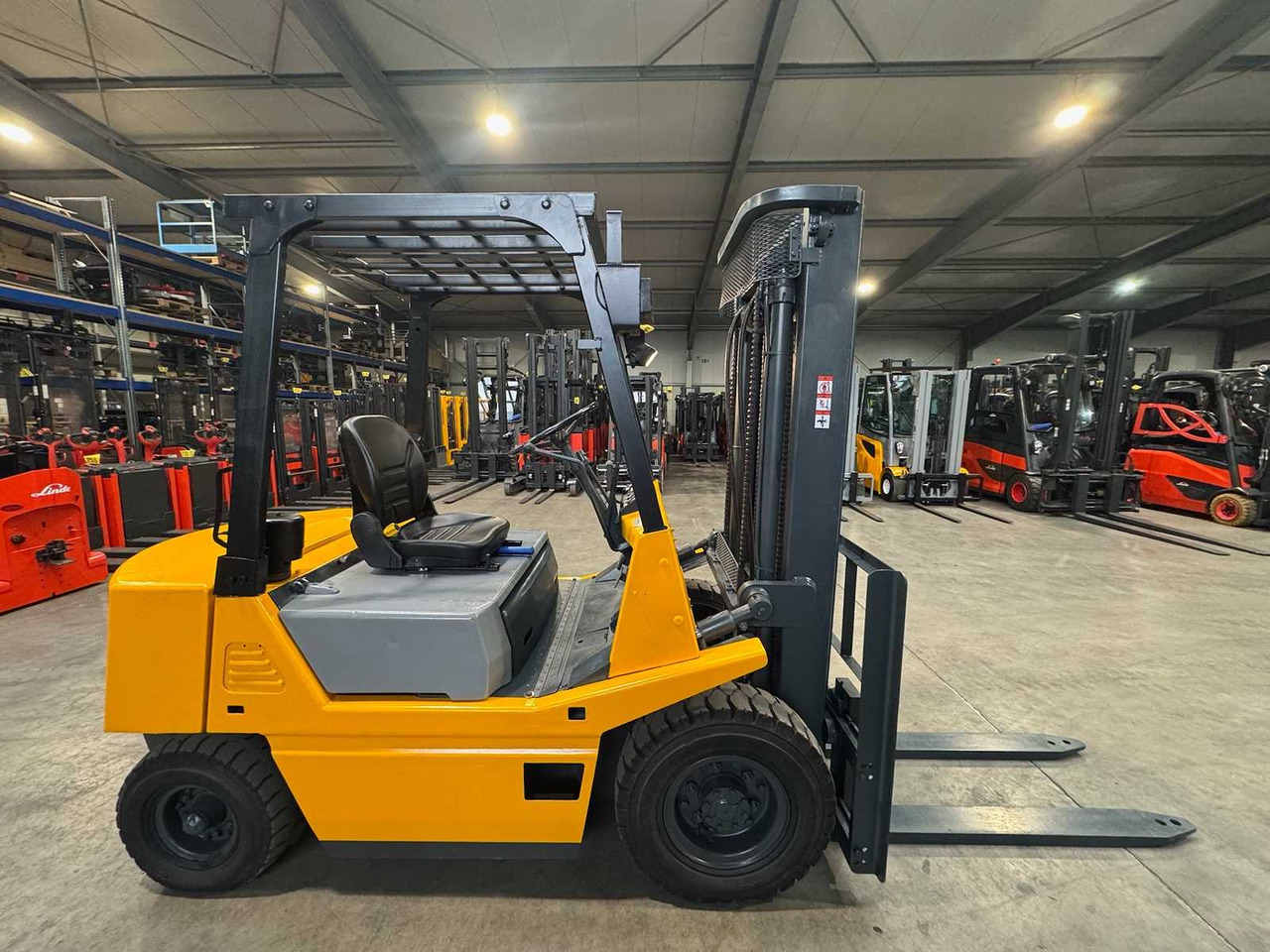 1990 UVV 11/2026 TCM FD25Z2S 2,500KG DIESEL FORKLIFT 2,883 HOURS ISUZU ENGINE - Villás targonca: 5 kép. 1990 UVV 11/2026 TCM FD25Z2S 2,500KG DIESEL FORKLIFT 2,883 HOURS ISUZU ENGINE - Villás targonca: 5 kép.