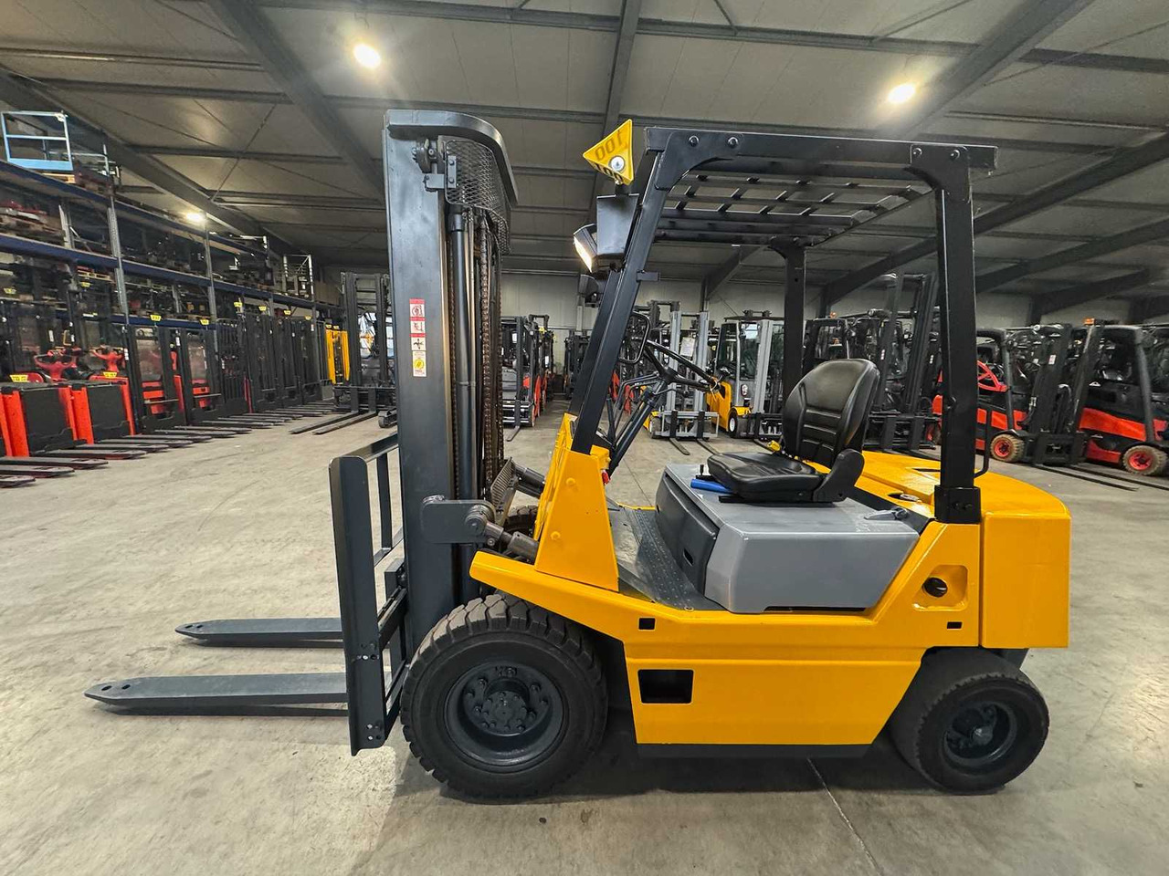 1990 UVV 11/2026 TCM FD25Z2S 2,500KG DIESEL FORKLIFT 2,883 HOURS ISUZU ENGINE - Villás targonca: 1 kép. 1990 UVV 11/2026 TCM FD25Z2S 2,500KG DIESEL FORKLIFT 2,883 HOURS ISUZU ENGINE - Villás targonca: 1 kép.