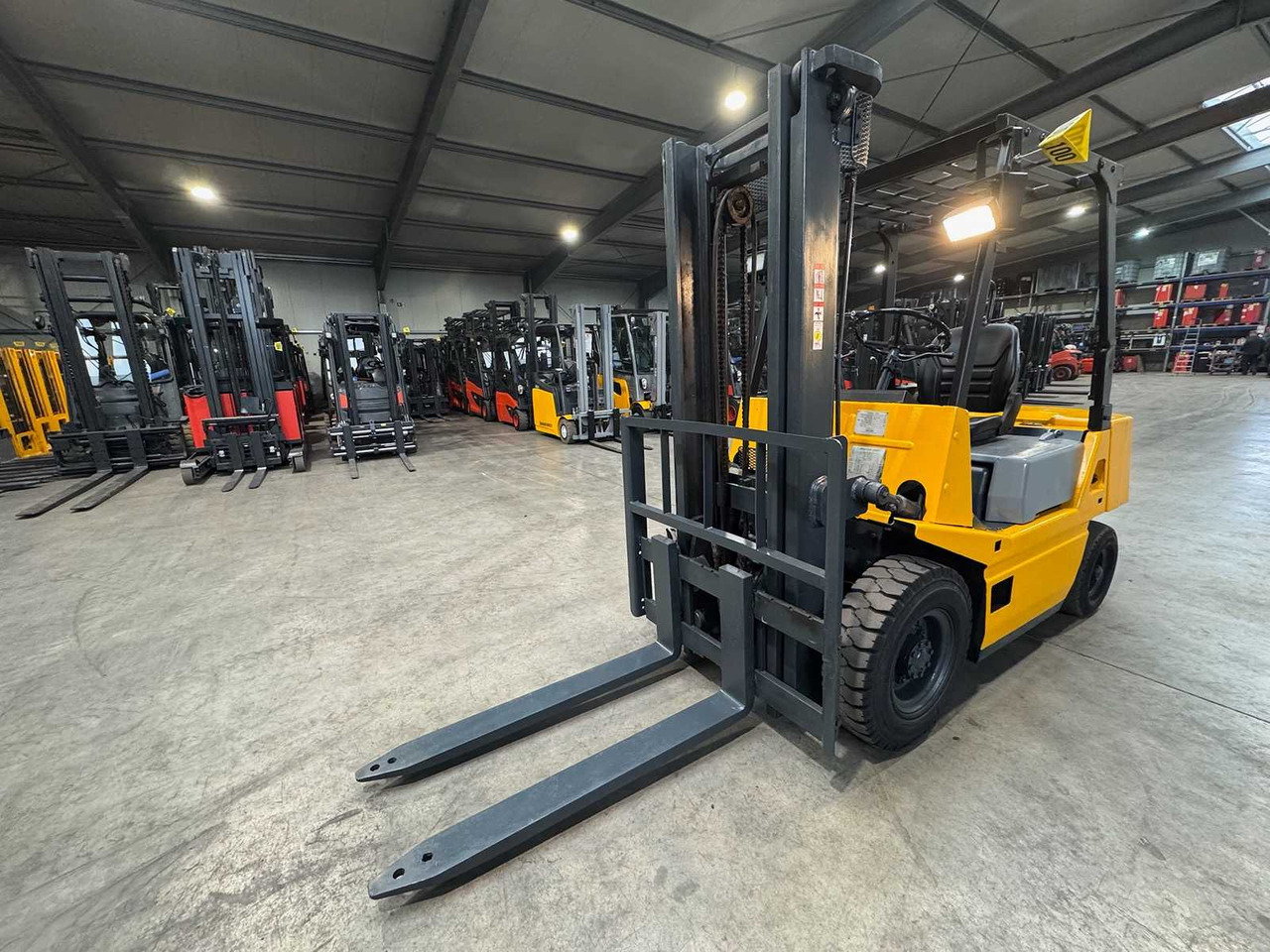 1990 UVV 11/2026 TCM FD25Z2S 2,500KG DIESEL FORKLIFT 2,883 HOURS ISUZU ENGINE - Villás targonca: 2 kép. 1990 UVV 11/2026 TCM FD25Z2S 2,500KG DIESEL FORKLIFT 2,883 HOURS ISUZU ENGINE - Villás targonca: 2 kép.
