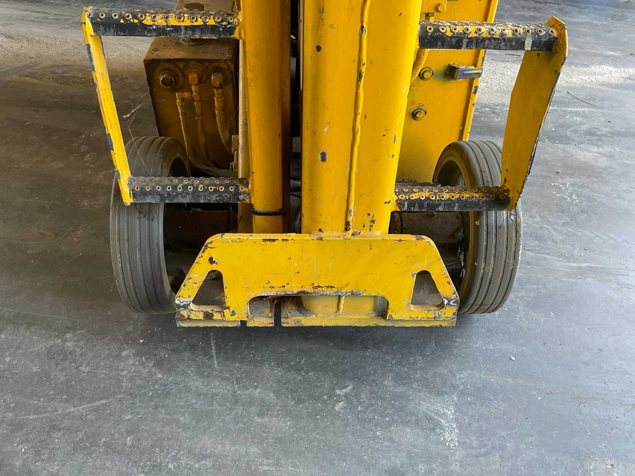 1994 UPRIGHT 65000-001 AERIAL PLATFORM - Emelő: 4 kép. 1994 UPRIGHT 65000-001 AERIAL PLATFORM - Emelő: 4 kép.