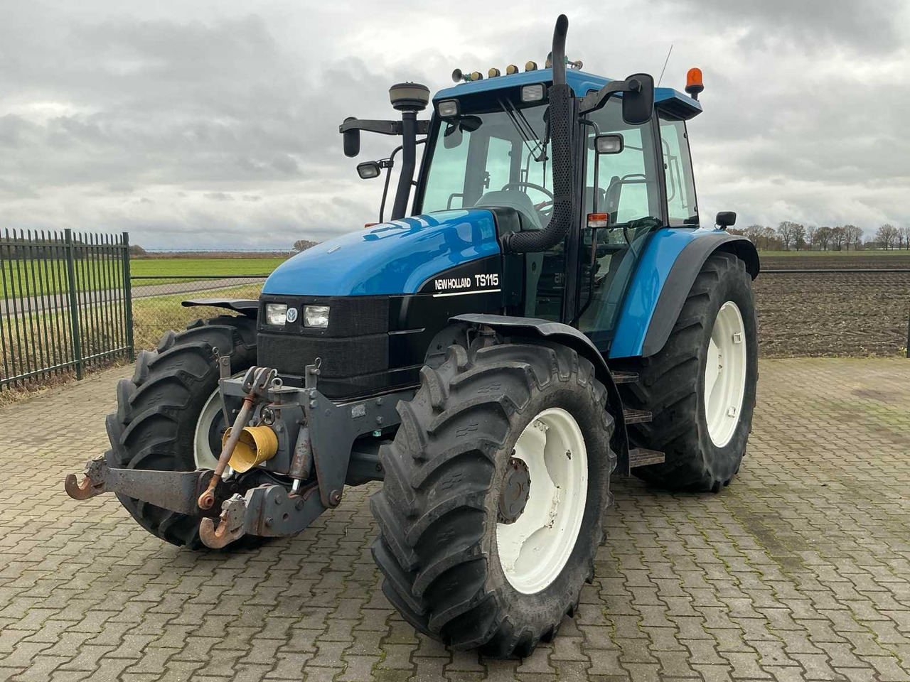 1998 NEW HOLLAND TS115 ALL-WHEEL DRIVE FARM TRACTOR - Traktor: 1 kép. 1998 NEW HOLLAND TS115 ALL-WHEEL DRIVE FARM TRACTOR - Traktor: 1 kép.