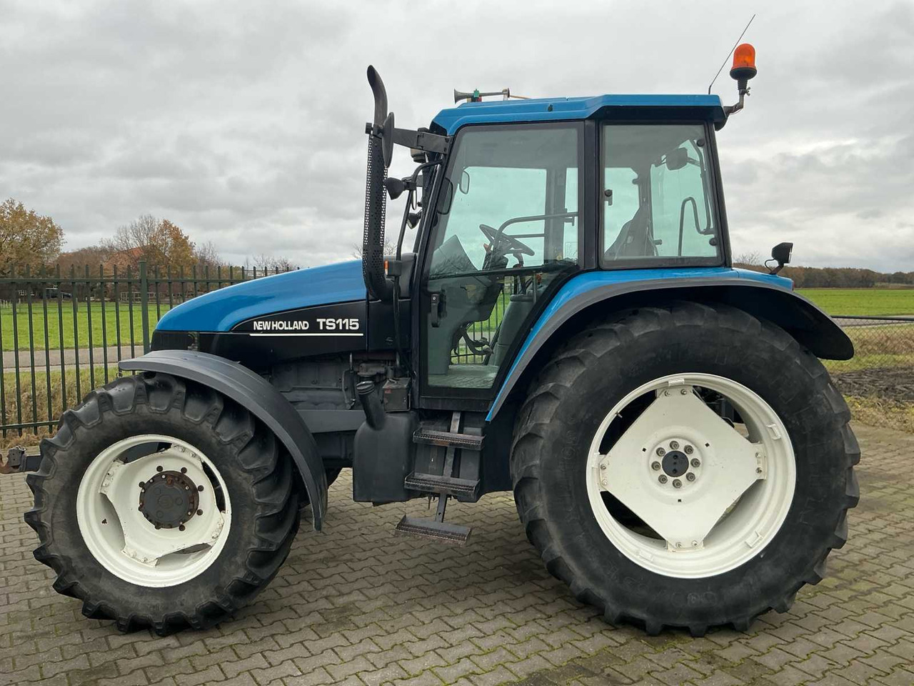 1998 NEW HOLLAND TS115 ALL-WHEEL DRIVE FARM TRACTOR - Traktor: 5 kép. 1998 NEW HOLLAND TS115 ALL-WHEEL DRIVE FARM TRACTOR - Traktor: 5 kép.