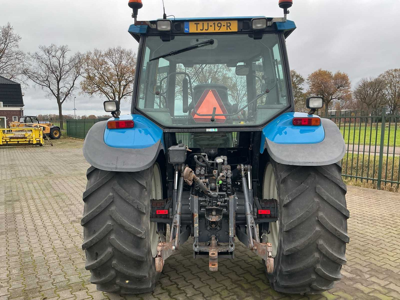 1998 NEW HOLLAND TS115 ALL-WHEEL DRIVE FARM TRACTOR - Traktor: 4 kép. 1998 NEW HOLLAND TS115 ALL-WHEEL DRIVE FARM TRACTOR - Traktor: 4 kép.