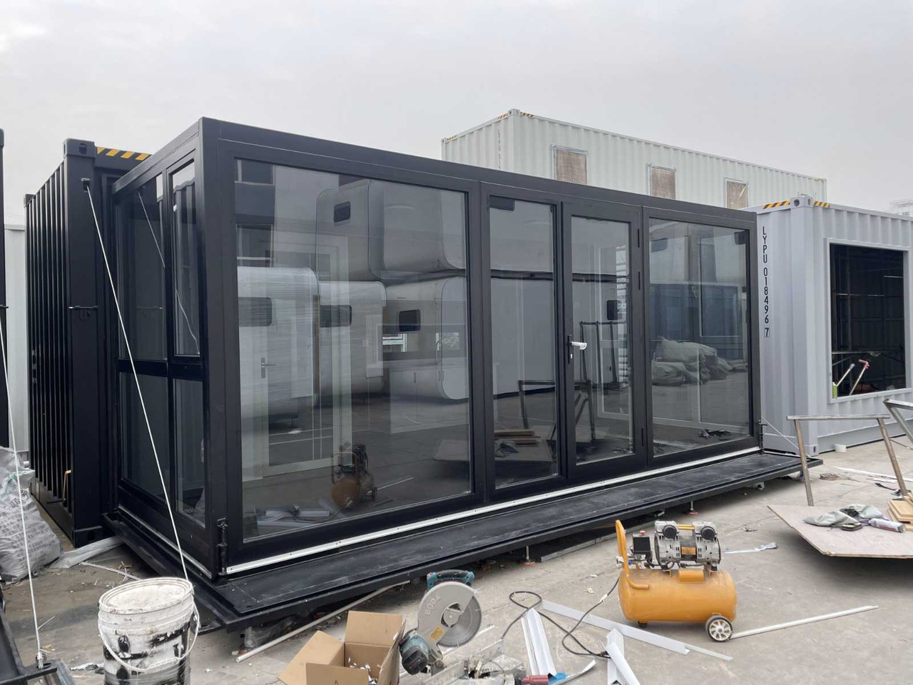 20 ft container - Konténerház: 2 kép. 20 ft container - Konténerház: 2 kép.