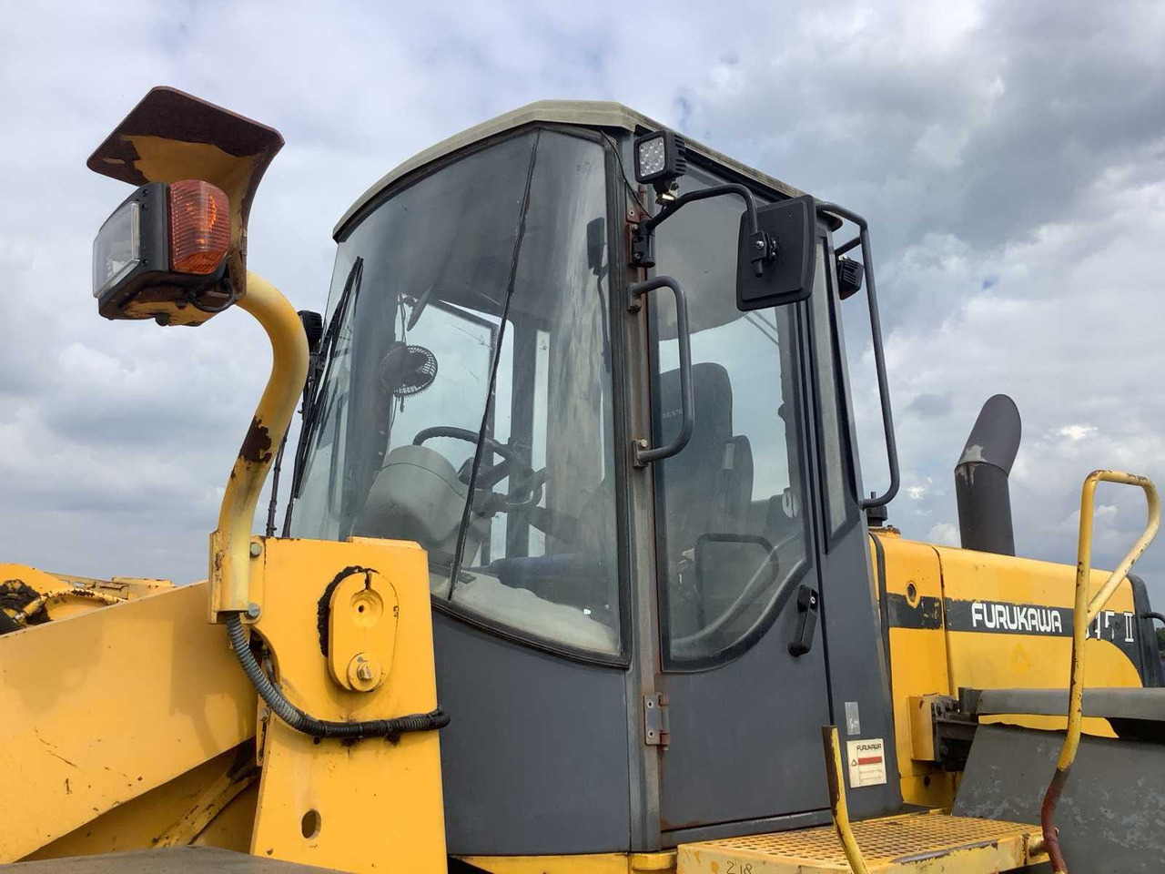 2001 - FURUKAWA - 345-II - SHOVEL/WHEEL LOADER - Gumikerekes homlokrakodó: 5 kép. 2001 - FURUKAWA - 345-II - SHOVEL/WHEEL LOADER - Gumikerekes homlokrakodó: 5 kép.