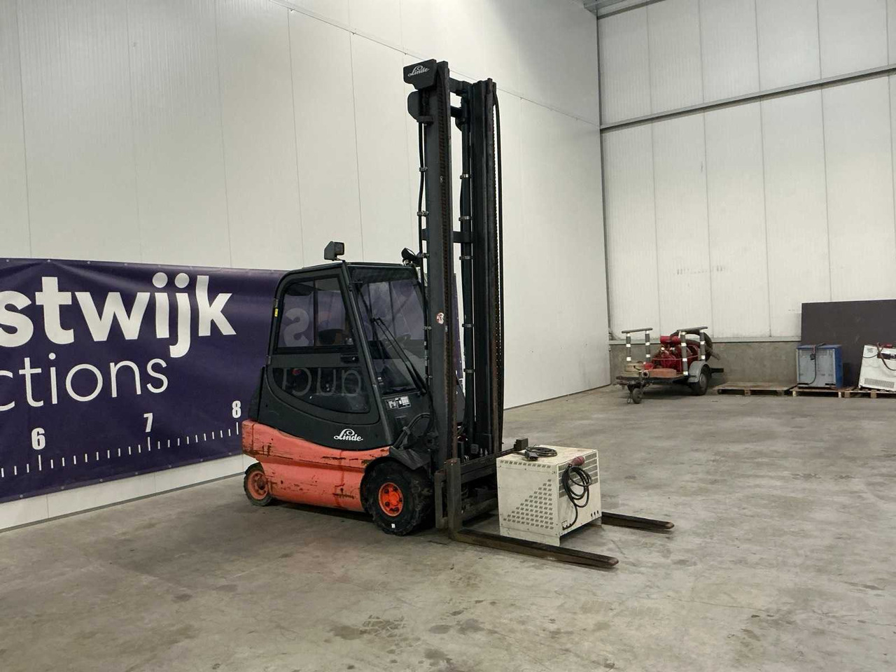 2004 LINDE E25-02 FORKLIFT - Villás targonca: 3 kép. 2004 LINDE E25-02 FORKLIFT - Villás targonca: 3 kép.