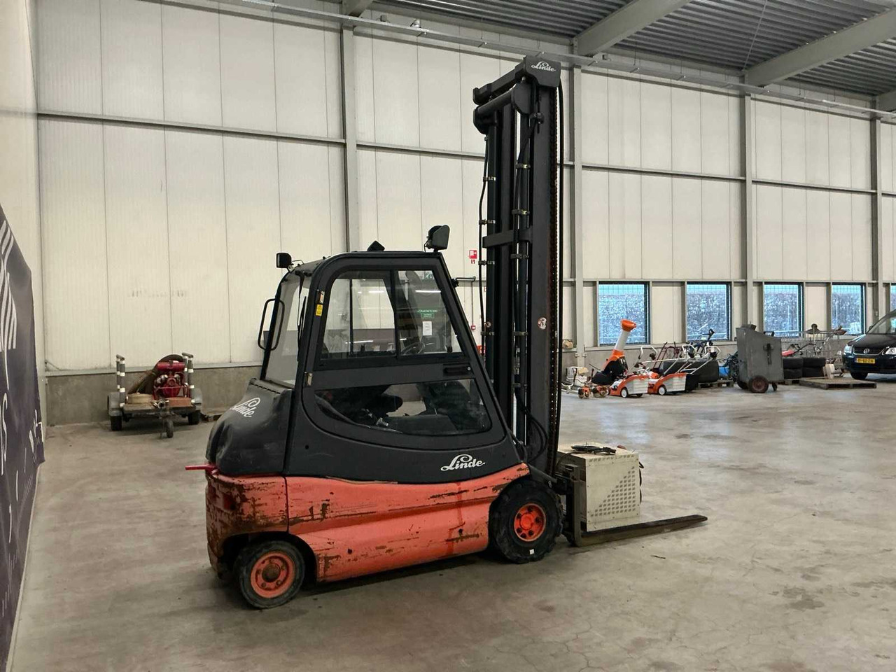 2004 LINDE E25-02 FORKLIFT - Villás targonca: 4 kép. 2004 LINDE E25-02 FORKLIFT - Villás targonca: 4 kép.