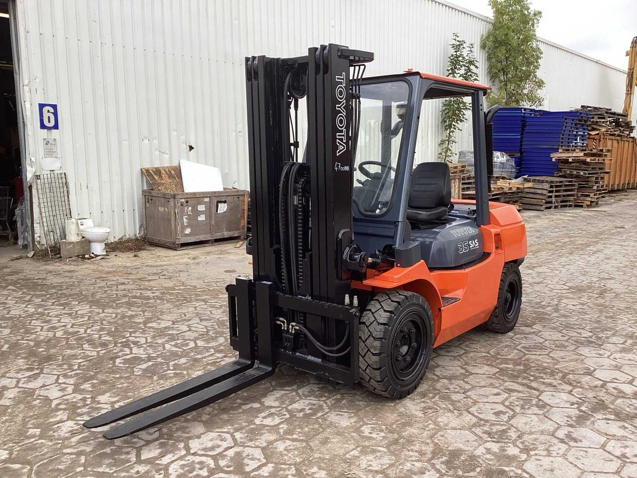 2004 TOYOTA 7FD35 FORKLIFT - Villás targonca: 1 kép. 2004 TOYOTA 7FD35 FORKLIFT - Villás targonca: 1 kép.