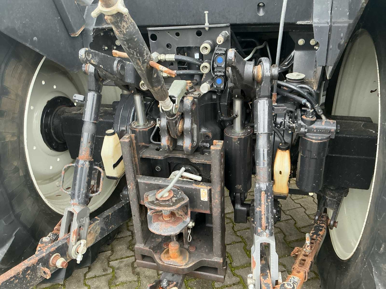 Traktor 2004 VALTRA T120 ALL-WHEEL DRIVE FARM TRACTOR: 10 kép. Traktor 2004 VALTRA T120 ALL-WHEEL DRIVE FARM TRACTOR: 10 kép.