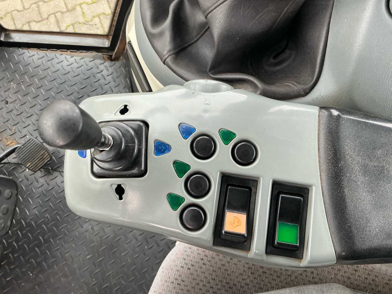 Traktor 2004 VALTRA T120 ALL-WHEEL DRIVE FARM TRACTOR: 21 kép. Traktor 2004 VALTRA T120 ALL-WHEEL DRIVE FARM TRACTOR: 21 kép.