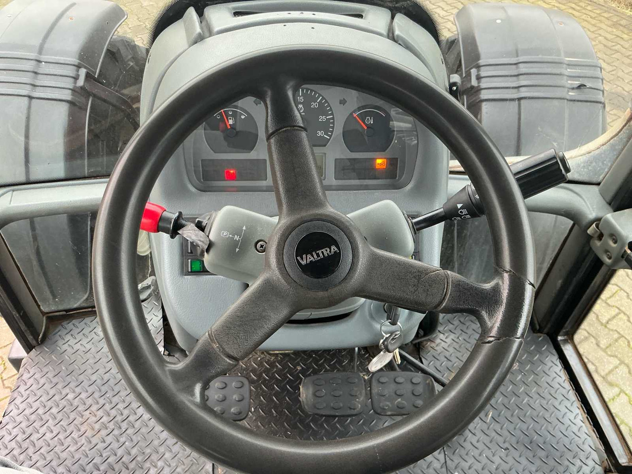 Traktor 2004 VALTRA T120 ALL-WHEEL DRIVE FARM TRACTOR: 17 kép. Traktor 2004 VALTRA T120 ALL-WHEEL DRIVE FARM TRACTOR: 17 kép.