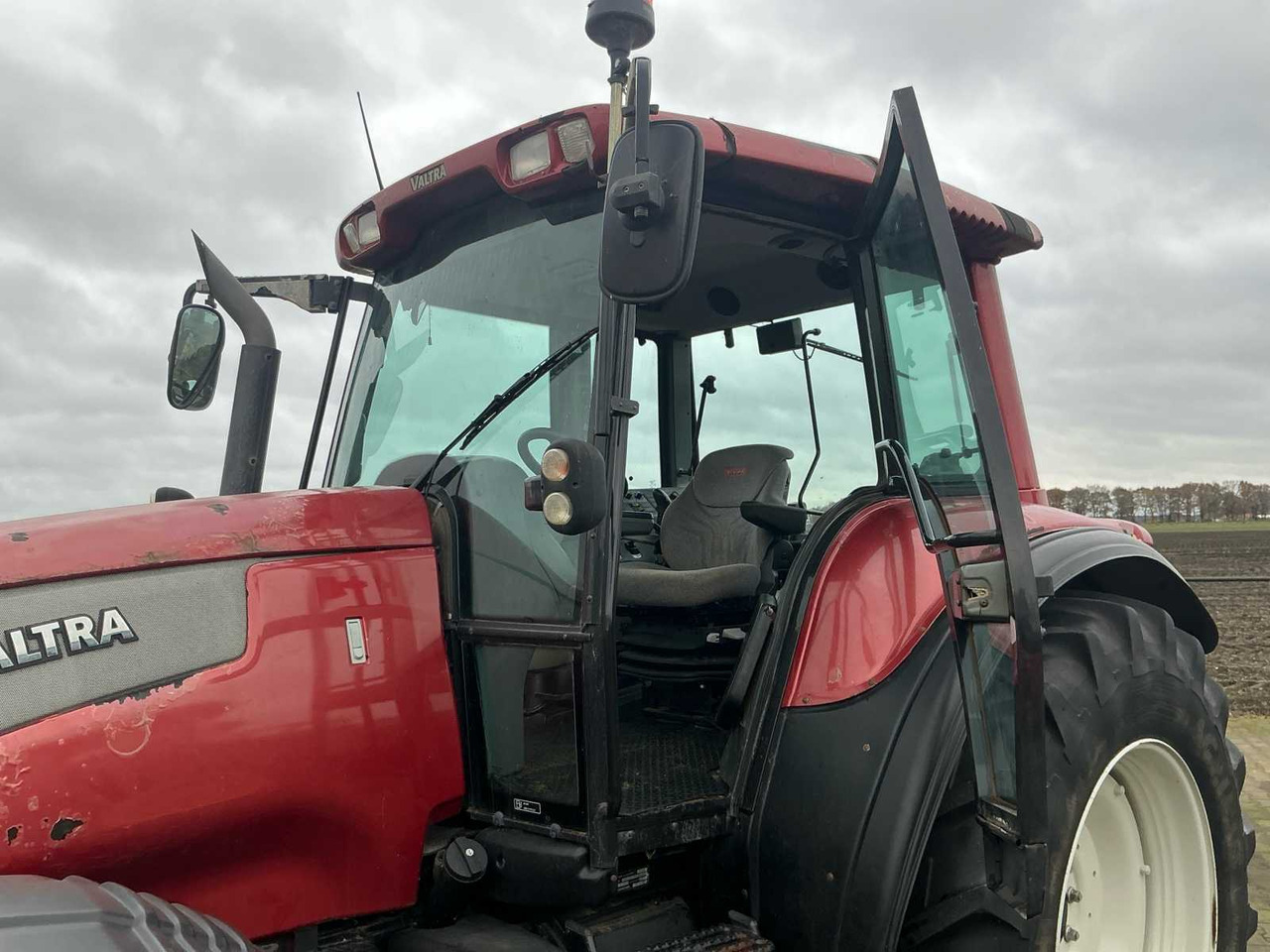 Traktor 2004 VALTRA T120 ALL-WHEEL DRIVE FARM TRACTOR: 15 kép. Traktor 2004 VALTRA T120 ALL-WHEEL DRIVE FARM TRACTOR: 15 kép.
