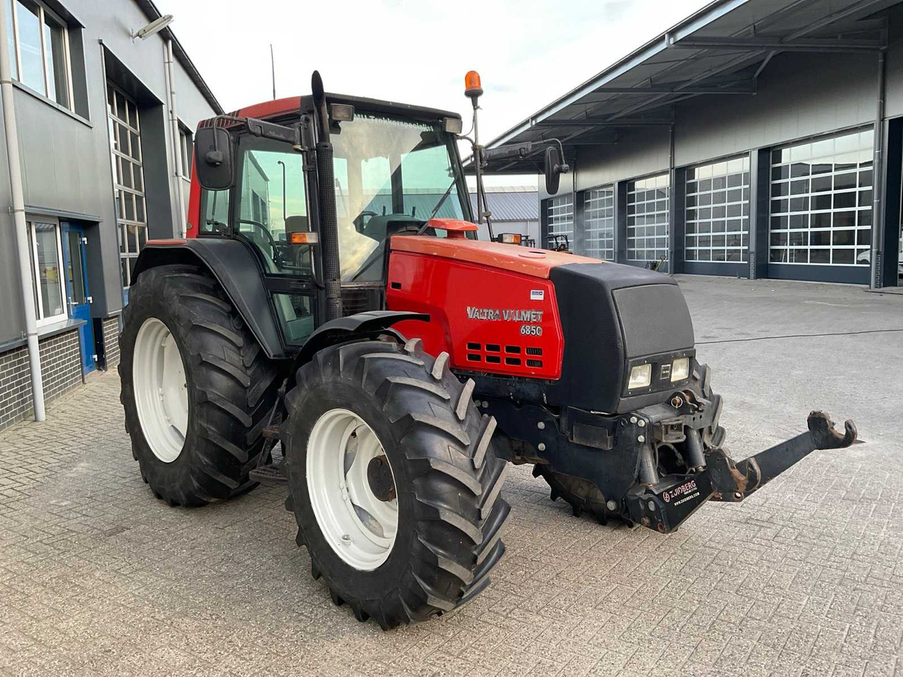 2005 VALTRA 6850 HITECH ALL-WHEEL DRIVE FARM TRACTOR - Traktor: 4 kép. 2005 VALTRA 6850 HITECH ALL-WHEEL DRIVE FARM TRACTOR - Traktor: 4 kép.