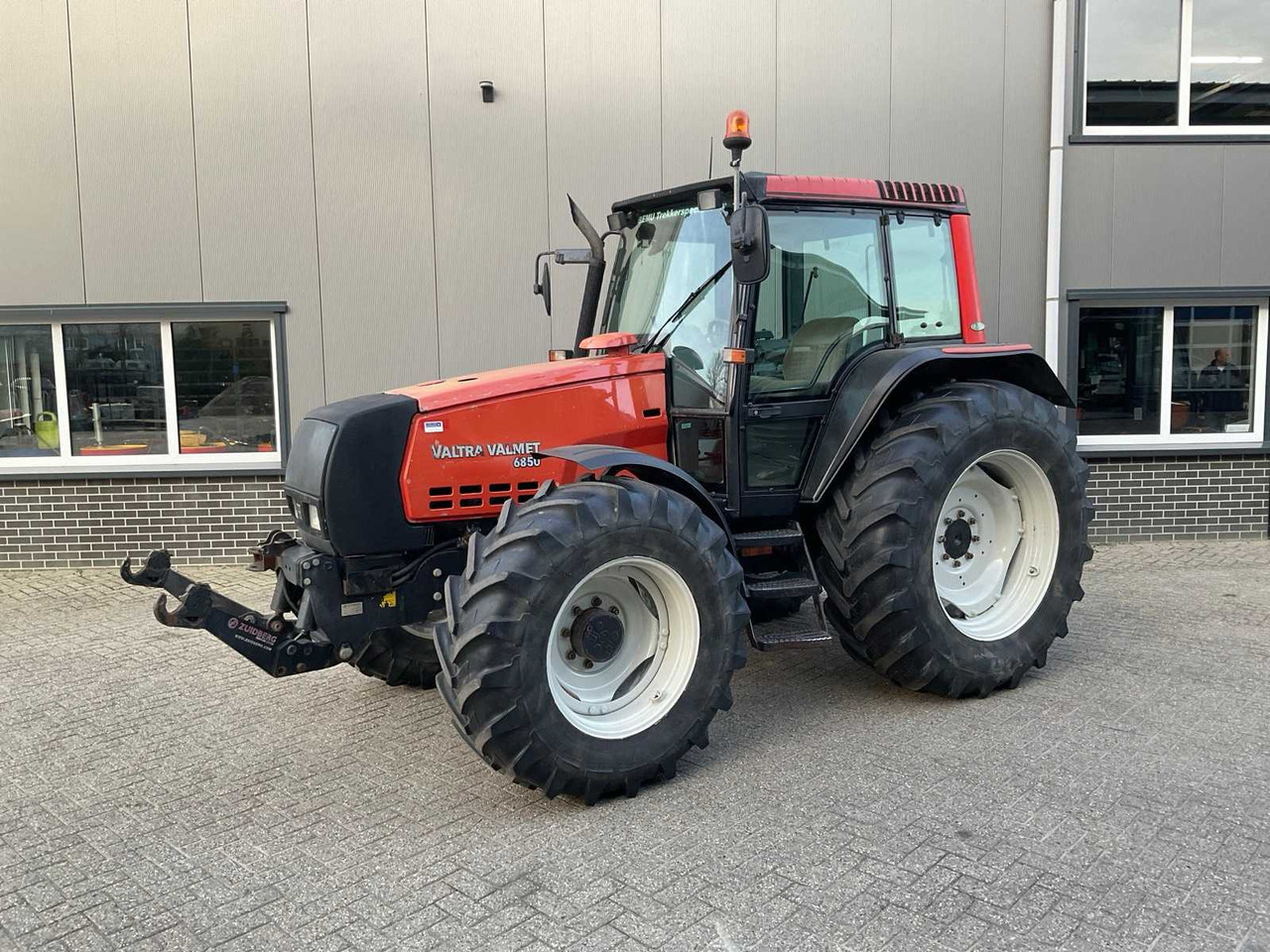 2005 VALTRA 6850 HITECH ALL-WHEEL DRIVE FARM TRACTOR - Traktor: 1 kép. 2005 VALTRA 6850 HITECH ALL-WHEEL DRIVE FARM TRACTOR - Traktor: 1 kép.
