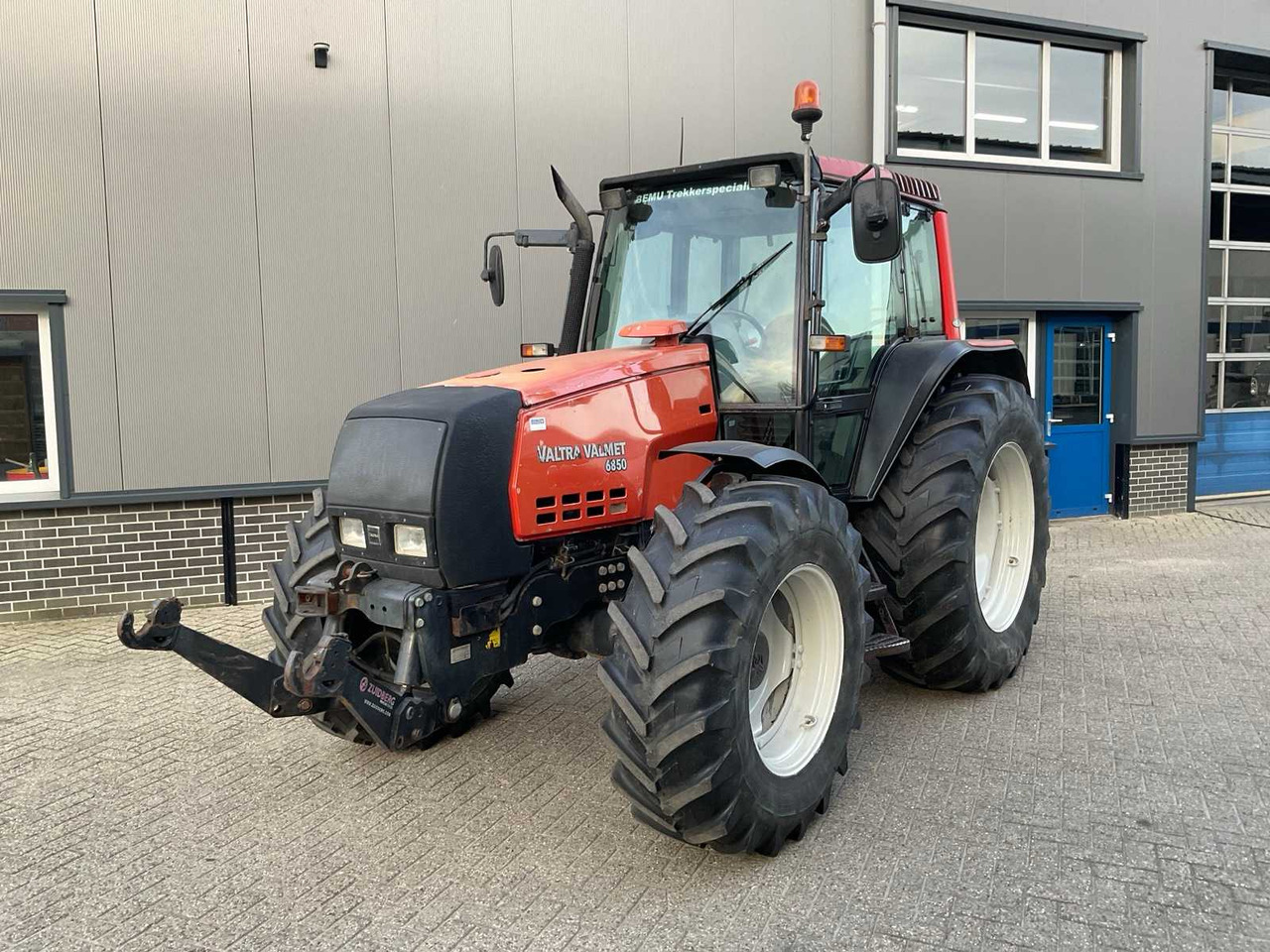 2005 VALTRA 6850 HITECH ALL-WHEEL DRIVE FARM TRACTOR - Traktor: 2 kép. 2005 VALTRA 6850 HITECH ALL-WHEEL DRIVE FARM TRACTOR - Traktor: 2 kép.