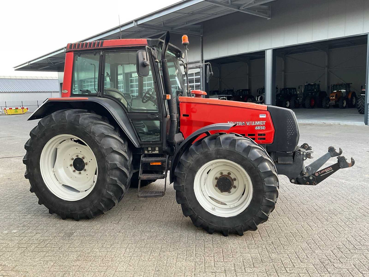 2005 VALTRA 6850 HITECH ALL-WHEEL DRIVE FARM TRACTOR - Traktor: 5 kép. 2005 VALTRA 6850 HITECH ALL-WHEEL DRIVE FARM TRACTOR - Traktor: 5 kép.