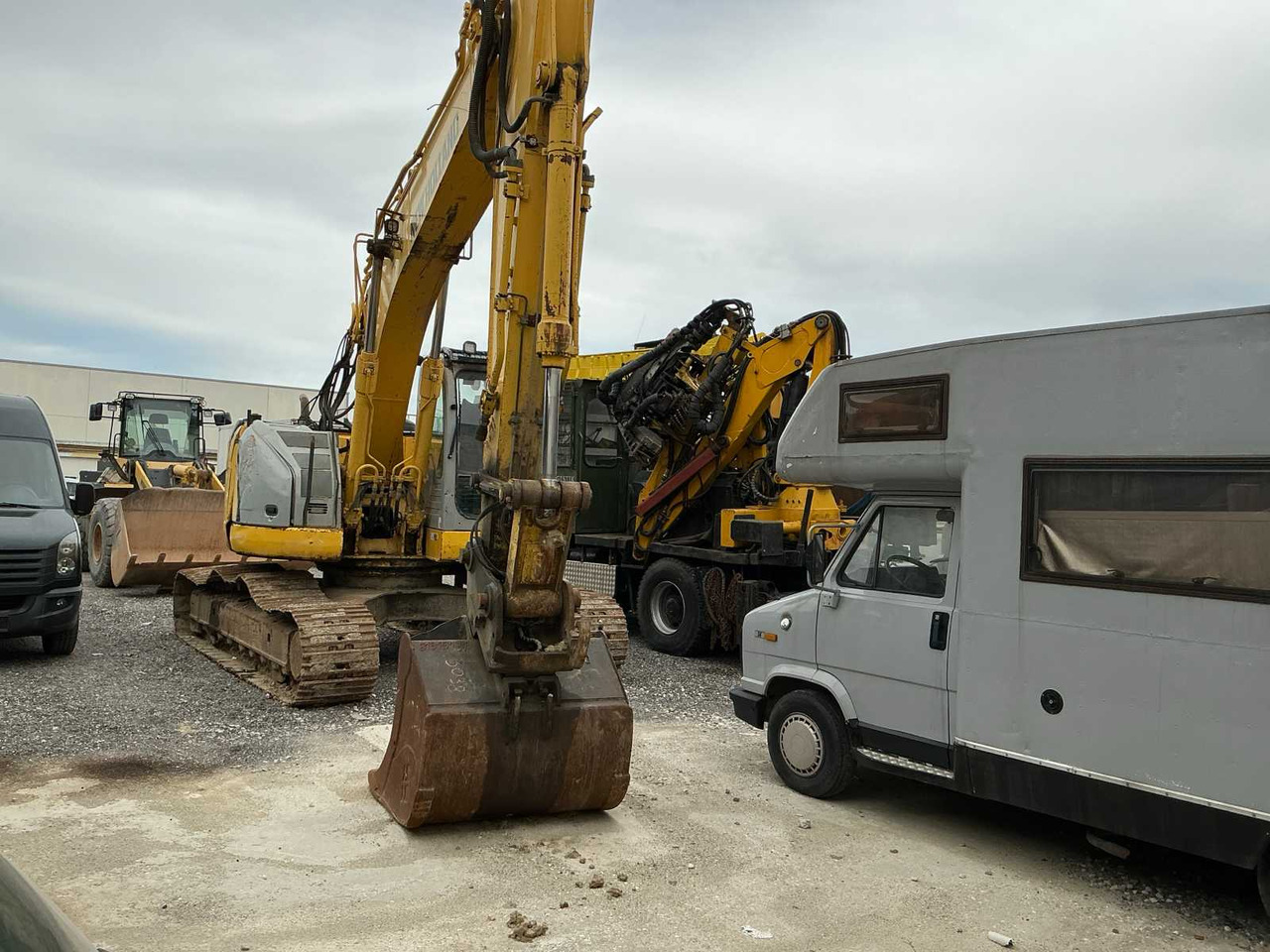 2009 NEW HOLLAND E235BSR-2 CRAWLER EXCAVATOR - Kotrógép: 2 kép. 2009 NEW HOLLAND E235BSR-2 CRAWLER EXCAVATOR - Kotrógép: 2 kép.