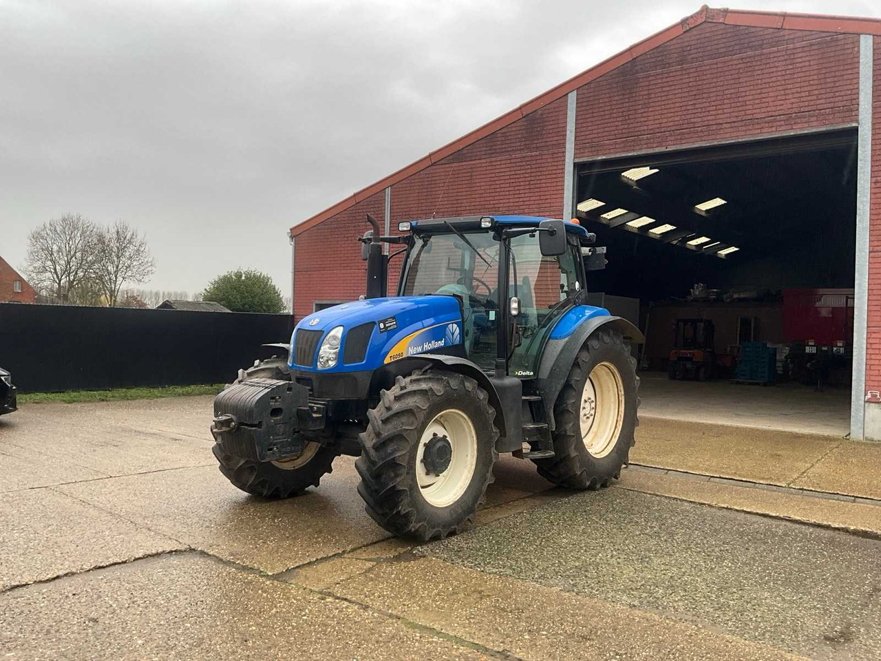 2009 NEW HOLLAND T6050 FOUR WHEEL DRIVE FARM TRACTOR - Traktor: 2 kép. 2009 NEW HOLLAND T6050 FOUR WHEEL DRIVE FARM TRACTOR - Traktor: 2 kép.