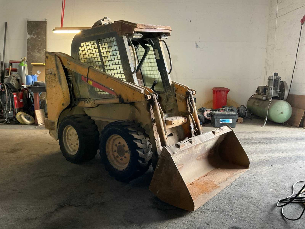 2010 CASE 410 SKID STEER LOADER - Kompakt lánctalpas rakodó: 3 kép. 2010 CASE 410 SKID STEER LOADER - Kompakt lánctalpas rakodó: 3 kép.