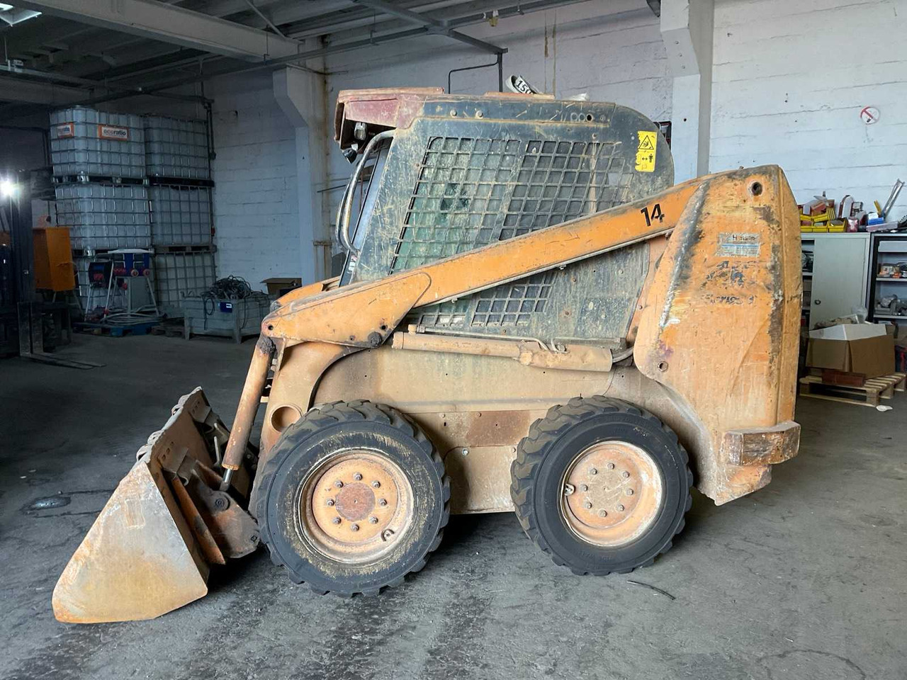 2010 CASE 410 SKID STEER LOADER - Kompakt lánctalpas rakodó: 2 kép. 2010 CASE 410 SKID STEER LOADER - Kompakt lánctalpas rakodó: 2 kép.