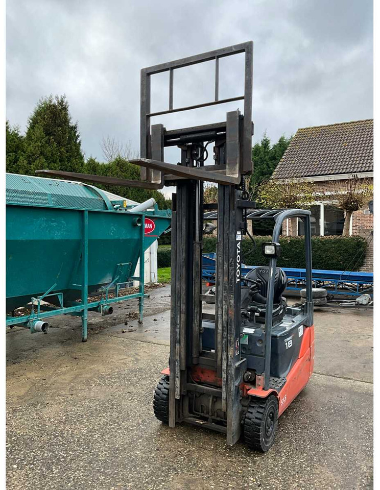 2010 TOYOTA 8FBET18 FORKLIFT - Villás targonca: 3 kép. 2010 TOYOTA 8FBET18 FORKLIFT - Villás targonca: 3 kép.