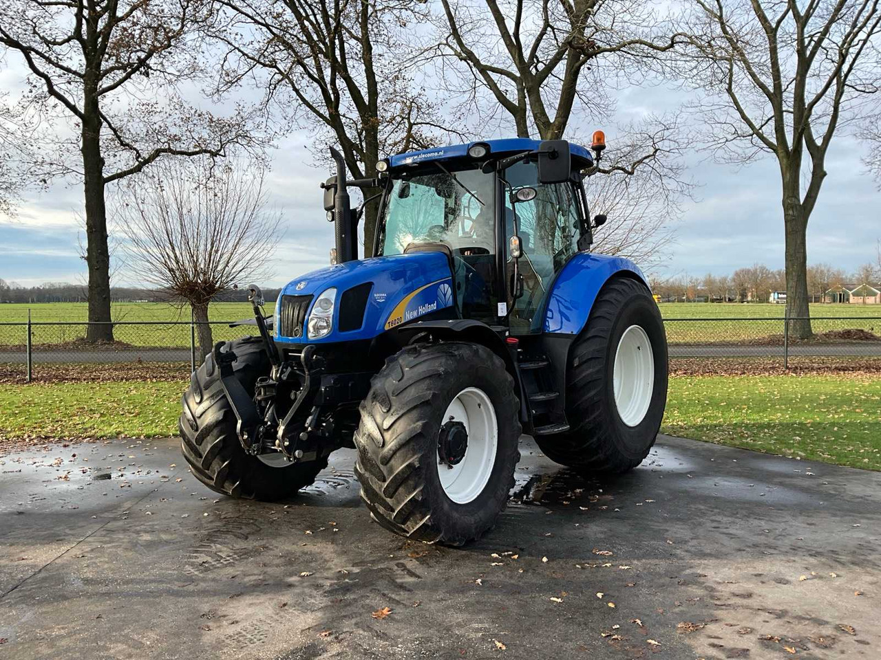 2011 NEW HOLLAND T6020 ELITE FOUR WHEEL DRIVE FARM TRACTOR - Traktor: 1 kép. 2011 NEW HOLLAND T6020 ELITE FOUR WHEEL DRIVE FARM TRACTOR - Traktor: 1 kép.