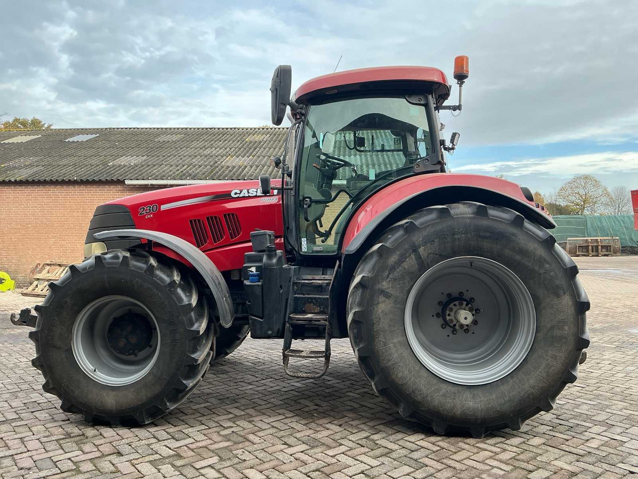 2013 CASE IH CVX 230 FOUR WHEEL DRIVE AGRICULTURAL TRACTROR - Traktor: 2 kép. 2013 CASE IH CVX 230 FOUR WHEEL DRIVE AGRICULTURAL TRACTROR - Traktor: 2 kép.