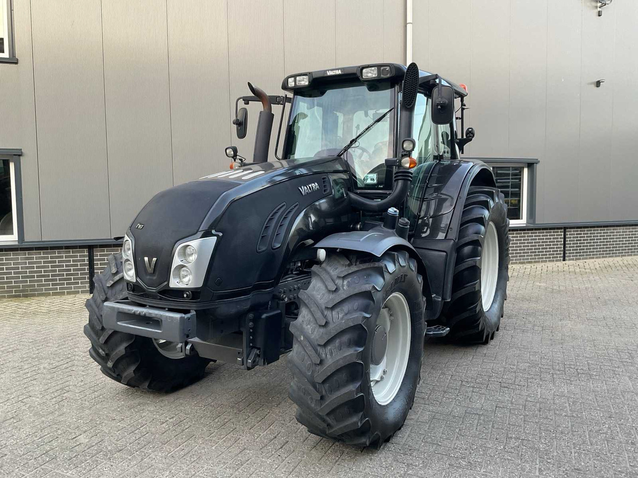 2015 VALTRA T163E DIRECT ALL-WHEEL DRIVE FARM TRACTOR - Traktor: 2 kép. 2015 VALTRA T163E DIRECT ALL-WHEEL DRIVE FARM TRACTOR - Traktor: 2 kép.