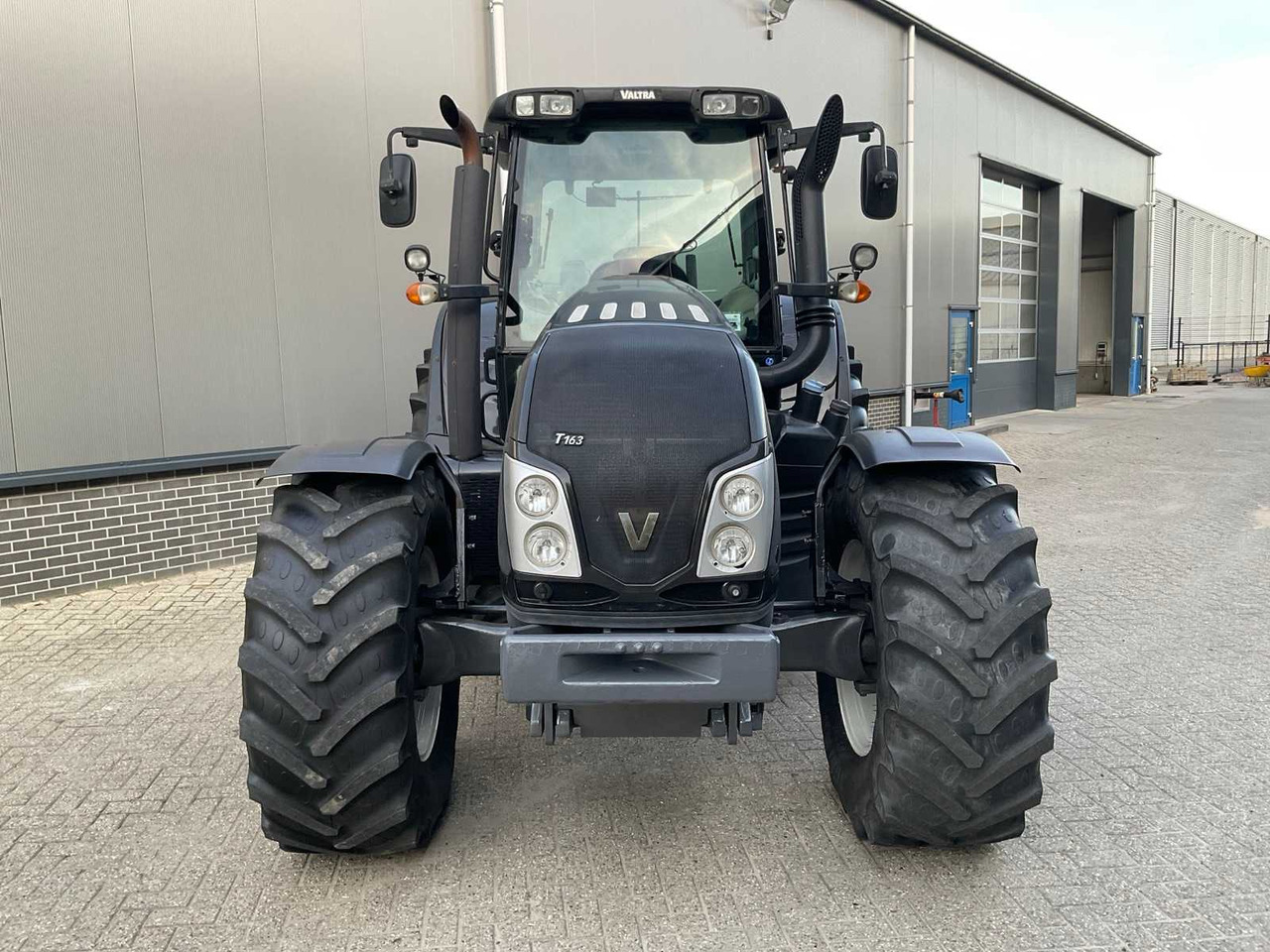 2015 VALTRA T163E DIRECT ALL-WHEEL DRIVE FARM TRACTOR - Traktor: 3 kép. 2015 VALTRA T163E DIRECT ALL-WHEEL DRIVE FARM TRACTOR - Traktor: 3 kép.