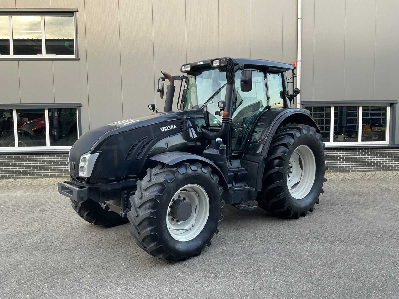 2015 VALTRA T163E DIRECT ALL-WHEEL DRIVE FARM TRACTOR - Traktor: 1 kép. 2015 VALTRA T163E DIRECT ALL-WHEEL DRIVE FARM TRACTOR - Traktor: 1 kép.