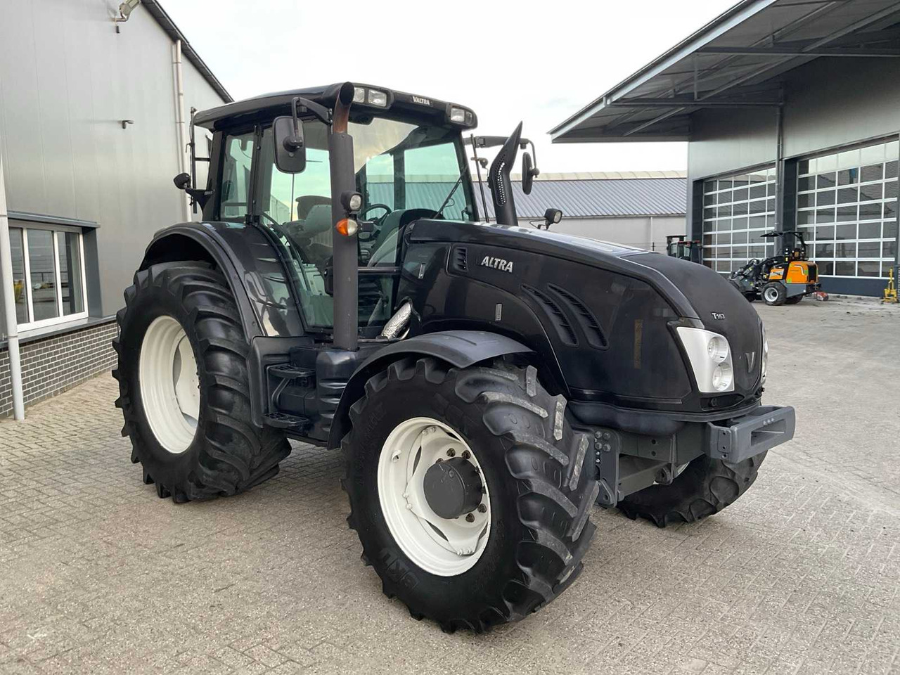 2015 VALTRA T163E DIRECT ALL-WHEEL DRIVE FARM TRACTOR - Traktor: 4 kép. 2015 VALTRA T163E DIRECT ALL-WHEEL DRIVE FARM TRACTOR - Traktor: 4 kép.
