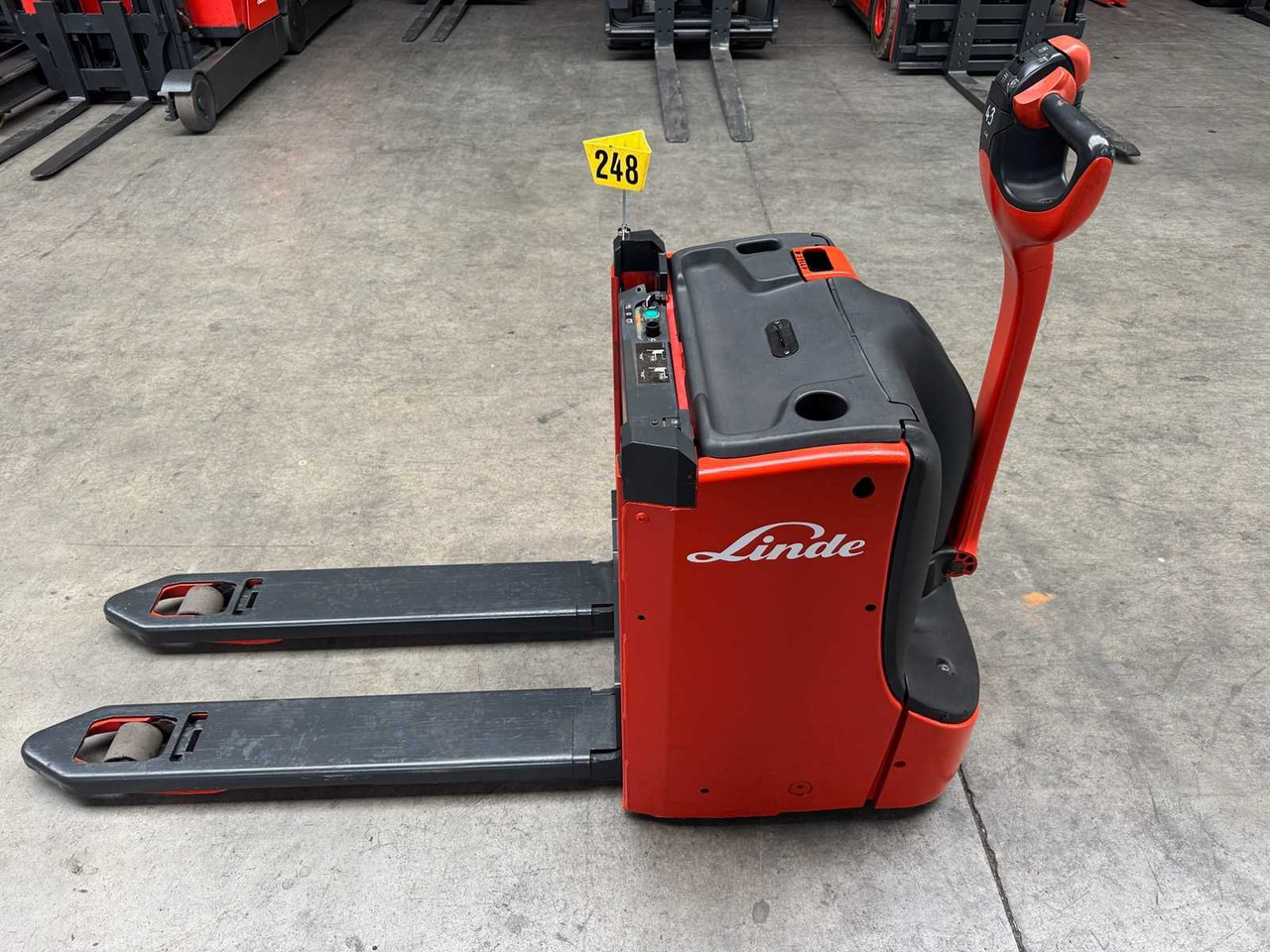 2016 LINDE T16L PALLET TRUCK ANT STACKER INITIAL STROKE 3,247 HOURS - Villás targonca: 5 kép. 2016 LINDE T16L PALLET TRUCK ANT STACKER INITIAL STROKE 3,247 HOURS - Villás targonca: 5 kép.