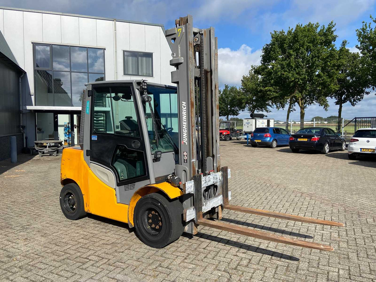 2017 JUNGHEINRICH - DFG550S - FORKLIFT - Villás targonca: 2 kép. 2017 JUNGHEINRICH - DFG550S - FORKLIFT - Villás targonca: 2 kép.
