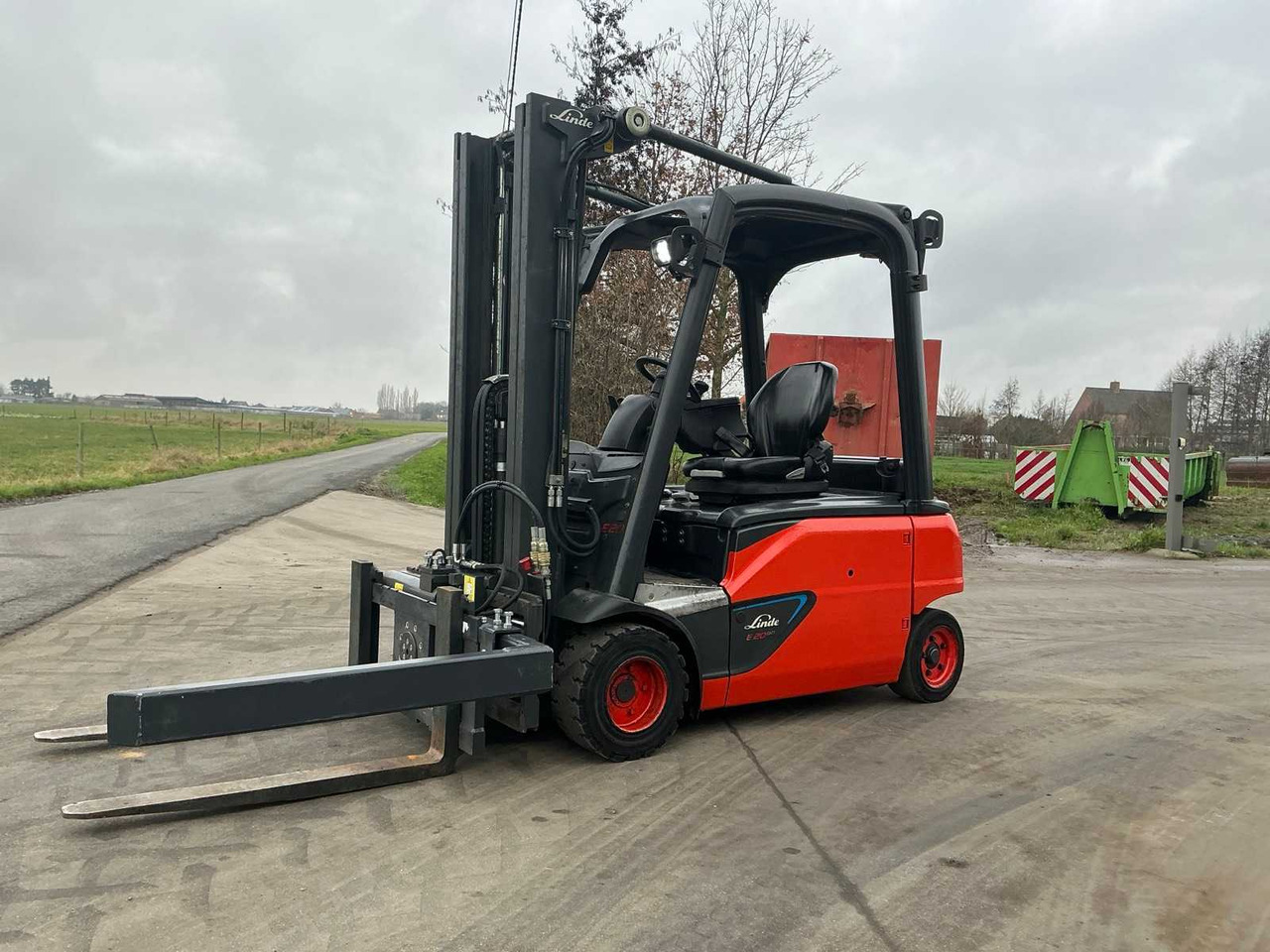 2017 LINDE E20PL-02 FORKLIFT - Villás targonca: 2 kép. 2017 LINDE E20PL-02 FORKLIFT - Villás targonca: 2 kép.