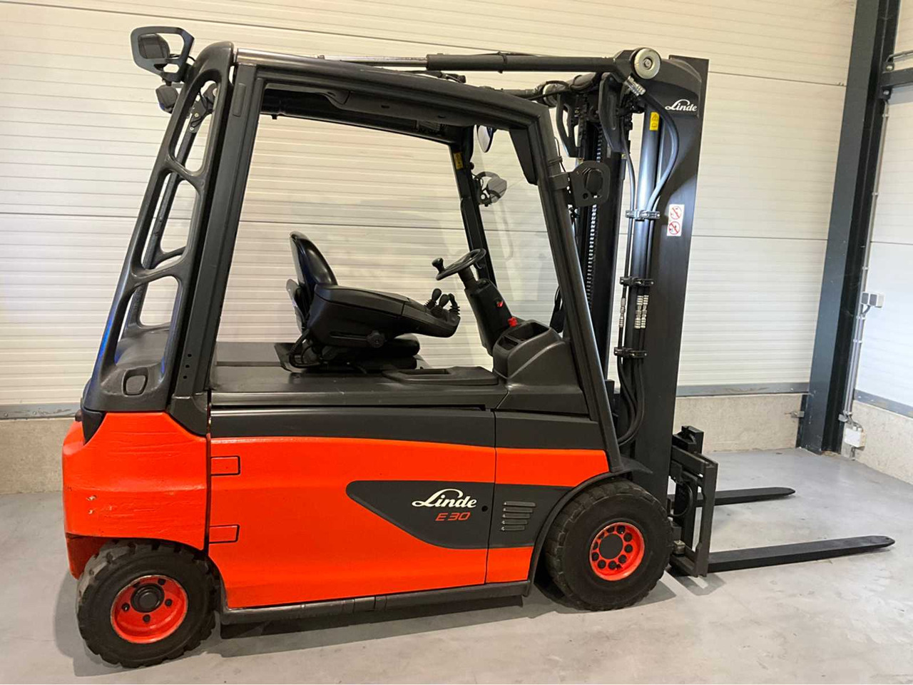 2017 LINDE E30L-01 3000KG FORKLIFT - Villás targonca: 5 kép. 2017 LINDE E30L-01 3000KG FORKLIFT - Villás targonca: 5 kép.