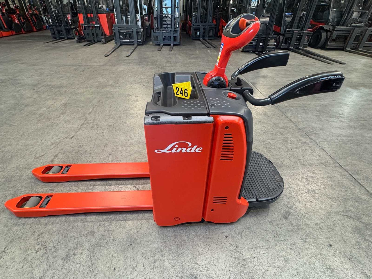 2017 S+UVV 07/2026 LINDE T20AP 2.000KG STACKER ELECTRIC PALLET TRUCK ANT - Villás targonca: 2 kép. 2017 S+UVV 07/2026 LINDE T20AP 2.000KG STACKER ELECTRIC PALLET TRUCK ANT - Villás targonca: 2 kép.