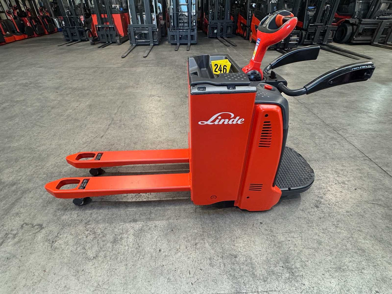 2017 S+UVV 07/2026 LINDE T20AP 2.000KG STACKER ELECTRIC PALLET TRUCK ANT - Villás targonca: 1 kép. 2017 S+UVV 07/2026 LINDE T20AP 2.000KG STACKER ELECTRIC PALLET TRUCK ANT - Villás targonca: 1 kép.