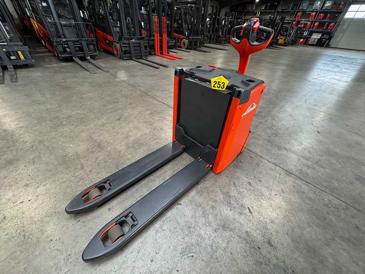 2018 LINDE T16L PALLET TRUCK ANT STACKER INITIAL STROKE 1,480 HOURS - Villás targonca: 3 kép. 2018 LINDE T16L PALLET TRUCK ANT STACKER INITIAL STROKE 1,480 HOURS - Villás targonca: 3 kép.