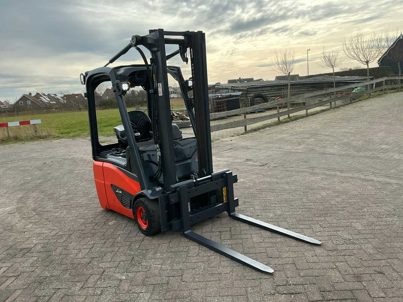 2019 LINDE E15-02 FORKLIFT - Villás targonca: 4 kép. 2019 LINDE E15-02 FORKLIFT - Villás targonca: 4 kép.