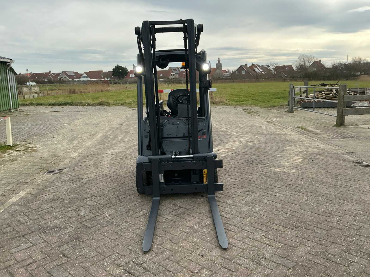 2019 LINDE E15-02 FORKLIFT - Villás targonca: 3 kép. 2019 LINDE E15-02 FORKLIFT - Villás targonca: 3 kép.