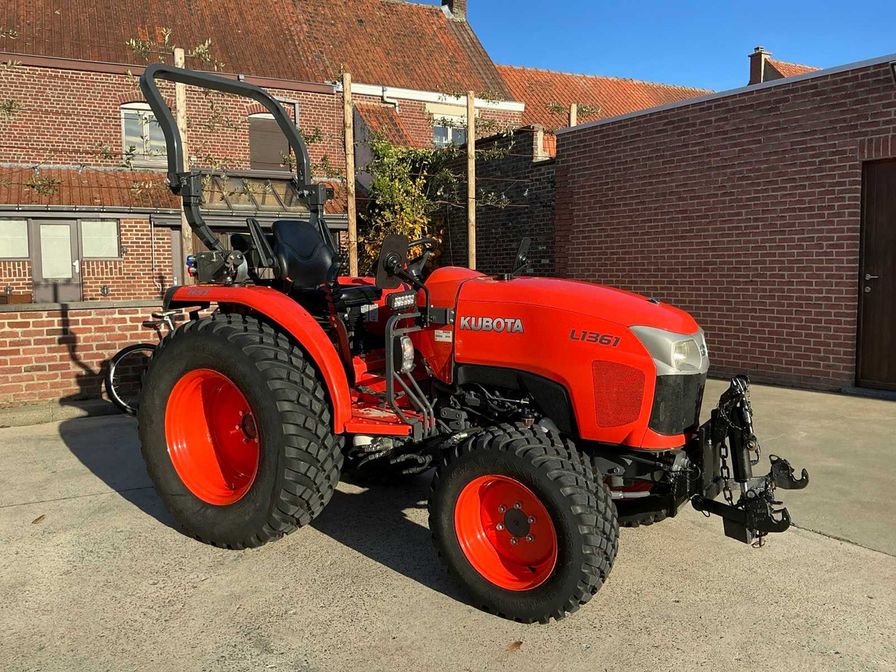 2020 KUBOTA L1361 FOUR WHEEL DRIVE FARM TRACTOR - Traktor: 4 kép. 2020 KUBOTA L1361 FOUR WHEEL DRIVE FARM TRACTOR - Traktor: 4 kép.