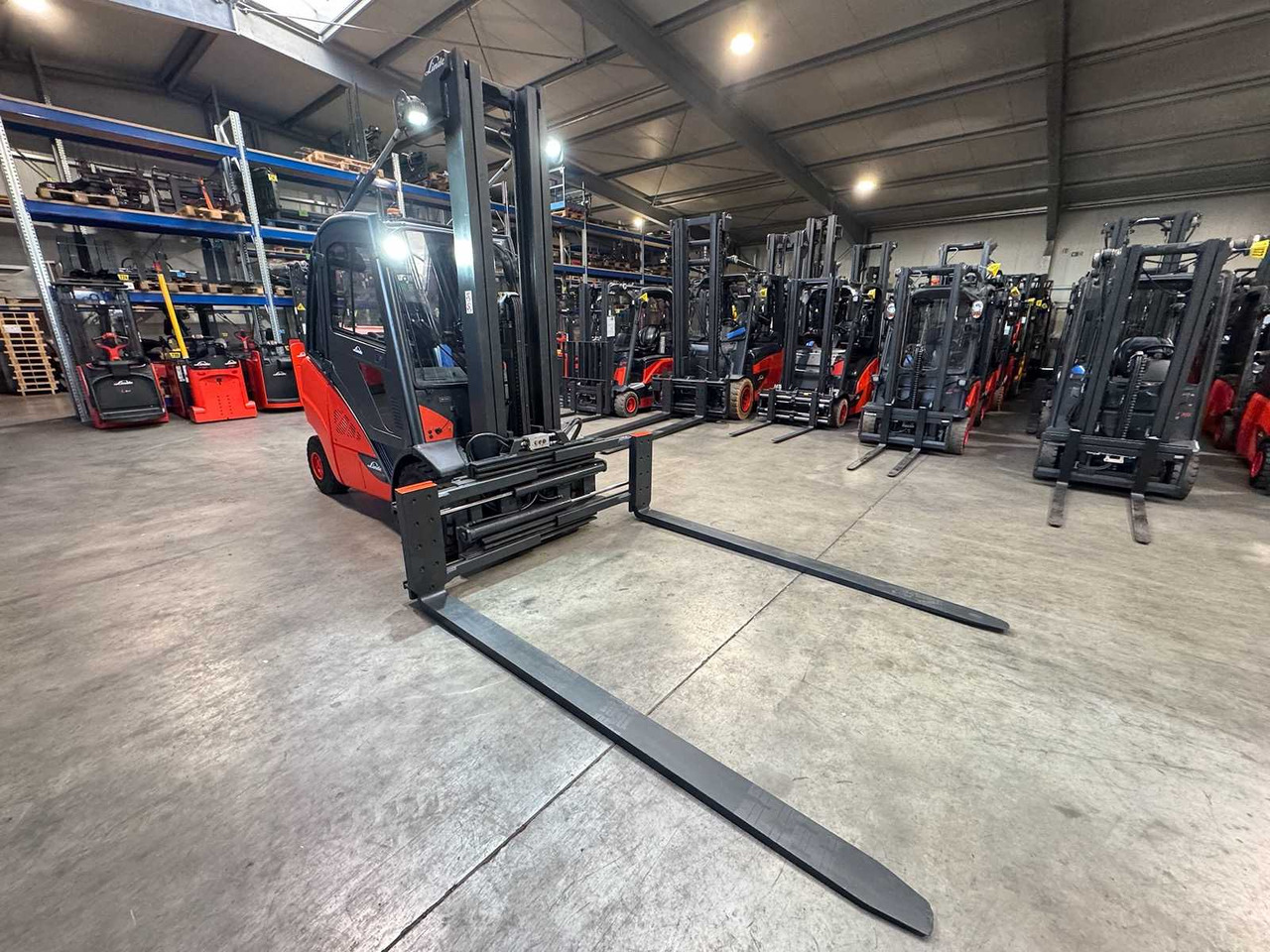 2020 LINDE H35T 3.500KG 3.+4TH VALVE 177CM FORK ADJUSTER TRIPLEX 645CM GAS FORKLIFT FORKLIFT - Villás targonca: 2 kép. 2020 LINDE H35T 3.500KG 3.+4TH VALVE 177CM FORK ADJUSTER TRIPLEX 645CM GAS FORKLIFT FORKLIFT - Villás targonca: 2 kép.