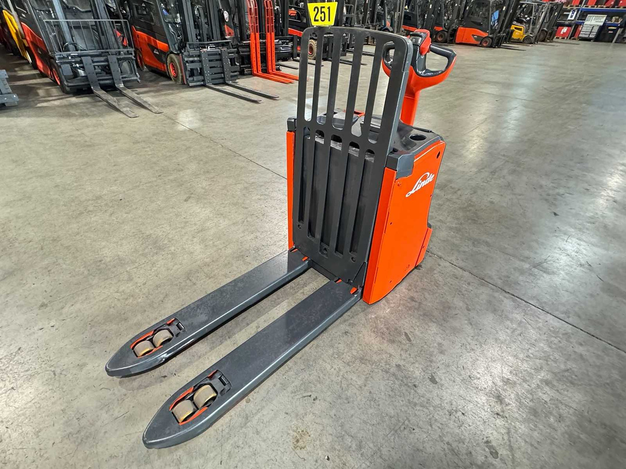 2020 LINDE T16L PALLET TRUCK ANT STACKER INITIAL STROKE 1,423 HOURS - Villás targonca: 4 kép. 2020 LINDE T16L PALLET TRUCK ANT STACKER INITIAL STROKE 1,423 HOURS - Villás targonca: 4 kép.
