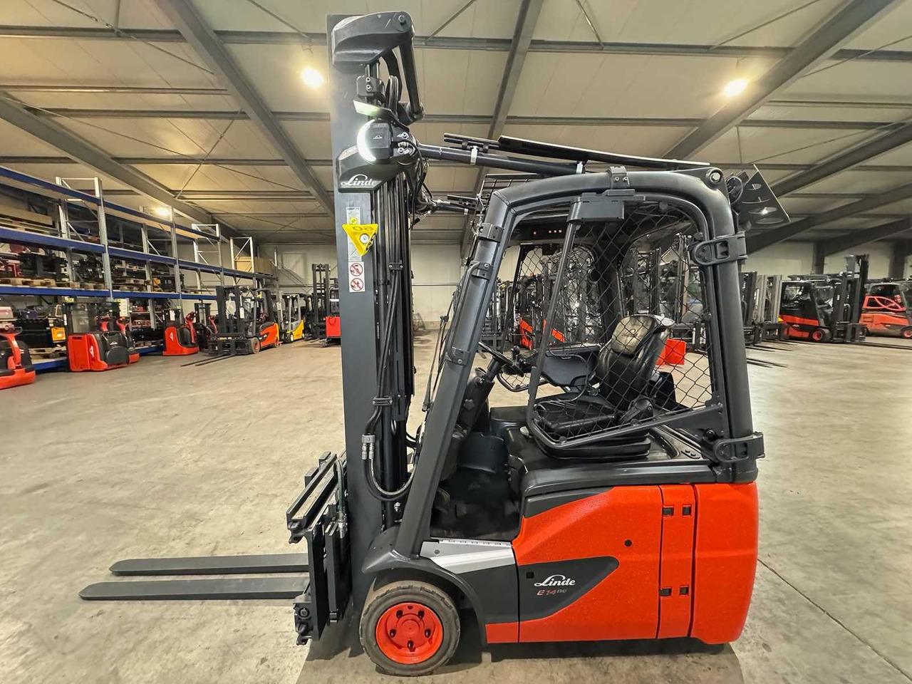 2020 SERVICE + UVV 09/2026 LINDE E14-02 EVO 1.400KG 3.+4. - Villás targonca: 2 kép. 2020 SERVICE + UVV 09/2026 LINDE E14-02 EVO 1.400KG 3.+4. - Villás targonca: 2 kép.